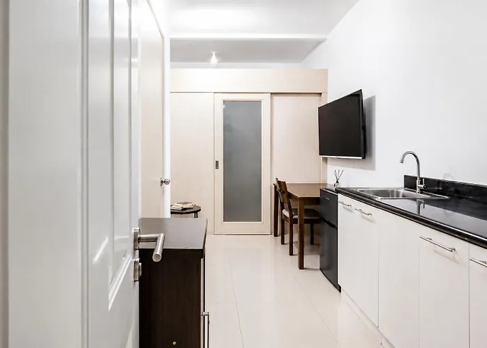 Apartment Chill Staycation Near Ateneo, Up & Maginhawa Eats *